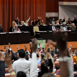 Diputados de la Asamblea Nacional de Cuba ejercen su derecho al voto durante la sesión plenaria en la que se ha aprobado el borrador final de la nueva Constitución. EFE/Omara García