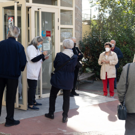 Una enfermera llama a pacientes a las puertas del Centro de Salud Federica Montseny del Servicio de Urgencias de Atención Primaria (SUAP), a 7 de noviembre de 2022, en Madrid (España).