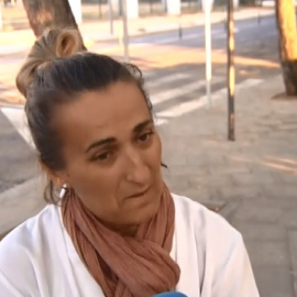 María ante la declaraciones de los medios el día del entierro de su madre, víctima de listeriosis, el pasado 27 de agosto.