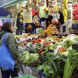 Varias personas hacen la compra en un mercado de El Fontán de Oviedo. EFE/J.L.Cereijido