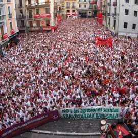 Miles de personas han llenado la plaza consistorial de Pamplona para mostrar su rechazo a la agresión sexual registrada la noche del miércoles en la capital navarra. TWITTER/@taxilari