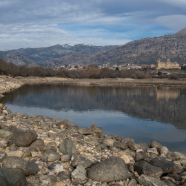 Vista general del Castillo de Manzanares El Real desde el embalse de Santillama, situado en la Sierra de Guadarrama.