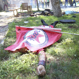 Un cuerpo permanece cubierto por una bandera tras la explosión de un artefacto en un centro cultural en Suruc, provincia de Sanliurfa (Turquía) hoy, 20 de julio de 2015. Al menos 25 personas han muerto y varias decenas han resultado heridas
