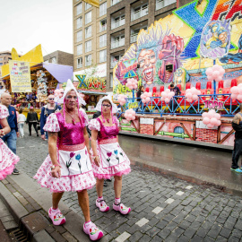 Varias personas se disfrazan durante la Feria 'Pink Monday' (Lunes rosa), un evento para la comunidad de gais, lesbianas, trans y bisexuales (LGTB) celebradas en la localidad de Tilburg, Holanda hoy 20 de julio de 2015. EFE/Robin Van Lonkhu