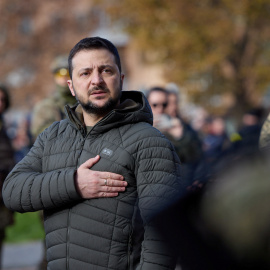 El presidente de Ucrania, Volodimir Zelenski, canta el himno nacional durante su visita a Jersón