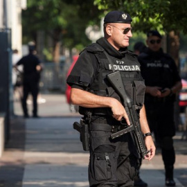 Agentes de las fuerzas de seguridad serbias.