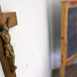 El recorte de la carga lectiva llega al Supremo desde Asturias mientras resoluciones de los TSJ de Andalucía, Extremadura y Aragón exponen criterios discordantes sobre su afección a los derechos de las familias y de los maestros diocesanos.