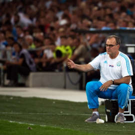 Foto de archivo de Marcelo Bielsa en el banquillo del Olympique de Marsella. /AFP