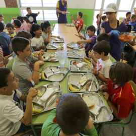 Niños comiendo en un comedor social. EFE