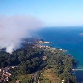 Los servicios de extinción del incendio forestal de Miñortos en la localidad coruñesa de Porto do Son./ EFE