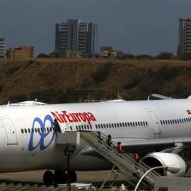 Un avión de Air Europa apostado en una pista del aeropuerto de Barajas.