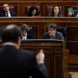 El presidente del Gobierno, Mariano Rajoy, responde al líder de Unidos Podemos, Pablo Iglesias, durante la sesión de control al Ejecutivo, en el Congreso de los Diputados. EFE/Emilio Naranjo