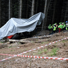 26/05/2021. Imagen de archivo de varios trabajadores de rescate de montaña operan en el lugar del accidente, en Stresa-Mottarone (Italia). - EUROPA PRESS