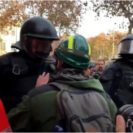Un agente antidisturbios respondió a un agente rural el 21D: "Qué República ni qué cojones. La República no existe, idiota". / TWITTER