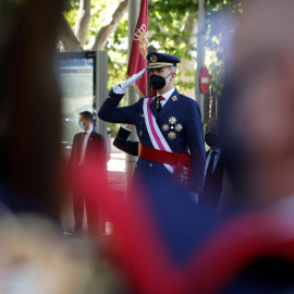 El rey Felipe VI (c) durante la celebración del Día de las Fuerzas Armadas en la Plaza de la Lealtad de Madrid este sábado.