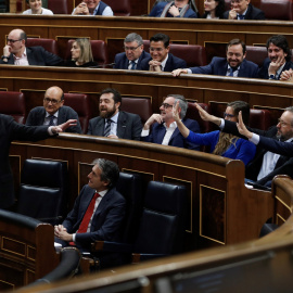 Los diputados de Ciudadanos gesticulan durante una de las intervenciones del ministro de Cultura, Íñigo Méndez de Vigo, en la sesión de control al Ejecutivo, en el Congreso de los Diputados. EFE/Emilio Naranjo