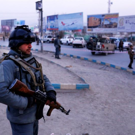 Soldados afganos montan guardia en el lugar del ataque. - EFE