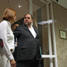 El exvicepresidente de la Generalitat, Oriol Junqueras, preso por el procés (acompañado entre otros por Gabriel Rufián (ERC), entra en el Congreso de los Diputados para iniciar los trámites pertinentes para recoger su acta de diputado. EURO