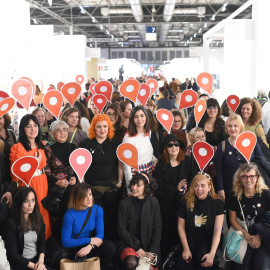 Las mujeres reivindican su papel en el mundo artístico luciendo diademas coronadas con un signo de geolocalización con el que denuncian su nula visibilidad.- EFE