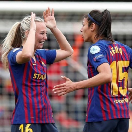 Toni Duggan y Leila Ouahabi celebran tras la vuelta de semifinales de la Champions contra el Bayern de Múnich, en Barcelona el 28 de abril de 2019. REUTERS/Albert Gea