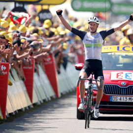 Cummings celebra a su llegada a meta. REUTERS/Juan Medina