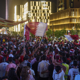 Aficionados se reúnen en Doha días antes de que dé comienzo el Mundial de Fútbol de Catar.