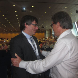 El expresident de Catalunya, Artur Mas, junto a su sucesor, Carles Puigdemont. / EUROPA PRESS