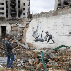 Un mural de Banksy que representa a un niño derribando a un hombre vestido de judo, en una pared de un edificio que fue destruido durante un bombardeo en Borodyanka, Ucrania, 13 de noviembre de 2022.