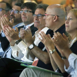 Los dirigente de CDC, Marta Pascal, Jordi Turull, Francesc Sánchez, Carles Puigdemont, Artur Mas, Lluís Maria Corominas, Neus Munté y Francesc Homs, aplauden al inicio del XVIII Congreso de CDC. EFE/Andreu Dalmau