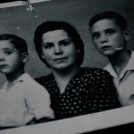 Doña Ángeles en una imagen junto a sus dos hijos. / RELATORAS PRODUCCIONES