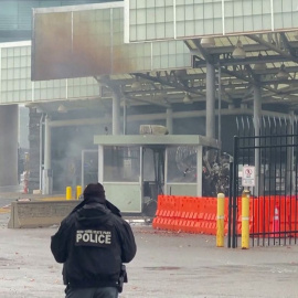 Varios agentes de la Policía ven la escena después de un incidente en el cruce fronterizo de Estados Unidos con Canadá, en las Cataratas del Niágara, a 22 de noviembre de 2023.