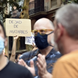 Asistentes durante una manifestación para condenar el asesinato de Samuel Luiz en A Coruña debido a una paliza, a 5 de julio de 2021, en Barcelona, Cataluña.