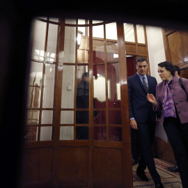 El presidente del Gobierno, Pedro Sánchez, junto a la ministra de Trabajo, Migraciones y Seguridad Social, Magdalena Valerio, a su entrada al hemiciclo del Congreso para asistir a la última sesión de control al Ejecutivo del año. EFE/Javier