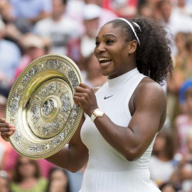 Serena Williams posa con su séptimo trofeo de Wimbledon/EFE.