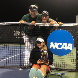 Estela, tenista profesional, con sus entrenadoras.