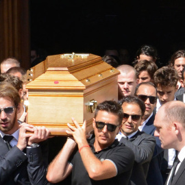 Vergne, Massa, Pastor Maldonado y otras personas llevan el féretro de Bianchi. REUTERS/Jean-Pierre Amet