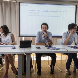 El líder de Podemos, Pablo Iglesias, junto a Pablo Echenique (i), Rita Maestre, Íñigo Errejón y Carolina Bescansa (d), al inicio de la reunión del Consejo Ciudadano, máximo órgano de dirección del partido entre asambleas, celebrada este sáb