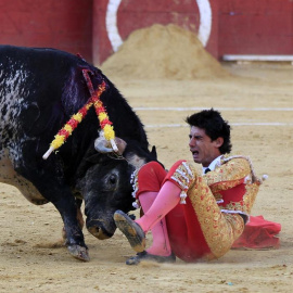 El torero segoviano de 29 años Víctor Barrio en el momento de sufrir una grave cogida en el tercer toro de la tarde, a consecuencia de la que ha fallecido este sábado en la plaza de Teruel. EFE/Antonio García