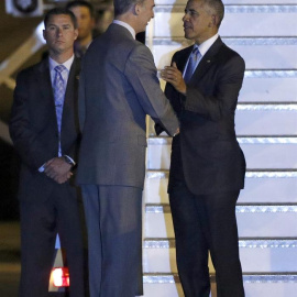 El presidente de Estados Unidos, Barack Obama (d), saluda al rey Felipe VI a su llegada la base aérea de Torrejón (Madrid), en el inicio de su visita a España. EFE/Ballesteros