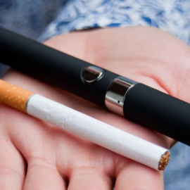 Un cigarrillo eléctrico junto a uno tradicional. iStock