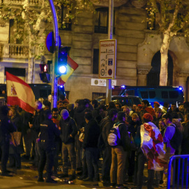 Manifestación contra la amnistía y contra el Gobierno de Pedro Sánchez, frente a la sede del PSOE en la madrileña calle de Ferraz, a 22 de noviembre de 2023.