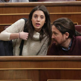 Los diputados de Podemos Pablo Iglesias,d., e Irene Montero en el Pleno del Congreso. | ZIPI (EFE)