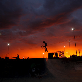 Un joven haciendo un truco de BMX en un skatepark en Ciudad Juárez, México. REUTERS / Jose Luis González