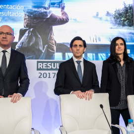 El presidente del Telefónica, José María Álvarez-Pallete (c), acompañado por la directora de Finanzas y Control, Laura Abasolo, y el consejero delegado, Ángel Vilá Boix (i), durante la presentación de los resultados anuales de la compañía c