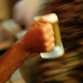 El elevado consumo de cerveza está disparando los ingresos de Hacienda por el impuesto que la grava. Foto: REUTERS