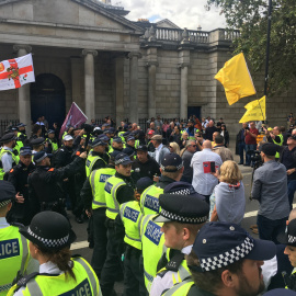 Varios hooligans increpan a agentes de Policía durante una manifestación de contrarios y partidarios del brexit en Londres. /CRISTINA CASERO