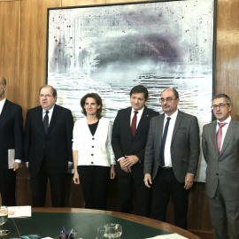 La ministra de Transición Ecológica, Teresa Ribera, y los secretarios de Estado de Energía y de Medio Ambiente, con los  presidentes de Asturias, Javier Fernández, Aragón, Javier Lambán, y Castilla y León, Juan Vicente Herrera. E.P.