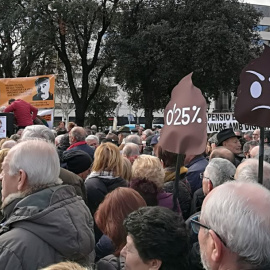 Participants en la manifestació per unes pensions dignes, aquest divendres a la Plaça Catalunya de Barcelona. Barcelona en Comú