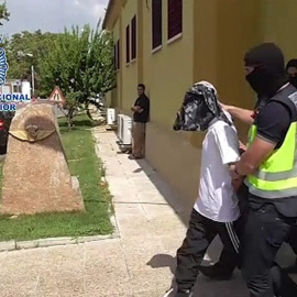 Imagen del traslado a Madrid del hombre de 29 años que ha detenido en Melilla que captaba y adoctrinaba a mujeres para enviarlas a zonas de combate controladas por el DAESH.