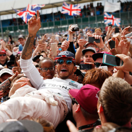 Hamilton celebra su victoria en Silverstone. REUTERS/Andrew Boyers